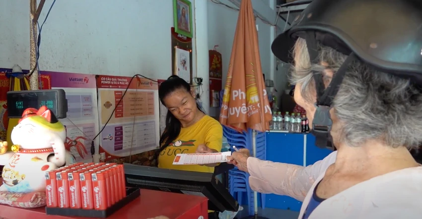 Nụ cười là hình ảnh thường trực trên gương mặt của Ngọc mỗi khi bán vé cho khách. Nụ cười là hình ảnh thường trực trên gương mặt của Ngọc mỗi khi bán vé cho khách.