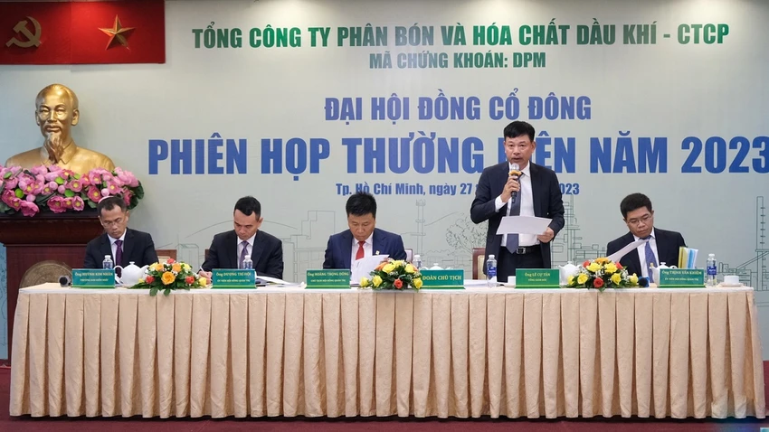 Ông Lê Cự Tân, Tổng giám đốc PVFCCo trả lời các vấn đề mà cổ đông đặt ra. Ông Lê Cự Tân, Tổng giám đốc PVFCCo trả lời các vấn đề mà cổ đông đặt ra.