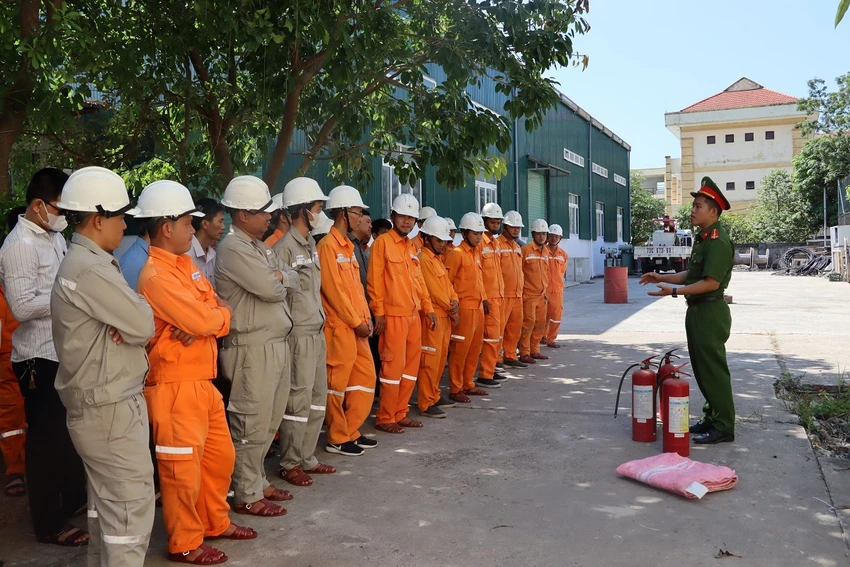 Cán bộ phòng Cảnh sát PCCC truyền đạt những nội dung cơ bản về luật PCCC sửa đổi. Cán bộ phòng Cảnh sát PCCC truyền đạt những nội dung cơ bản về luật PCCC sửa đổi.