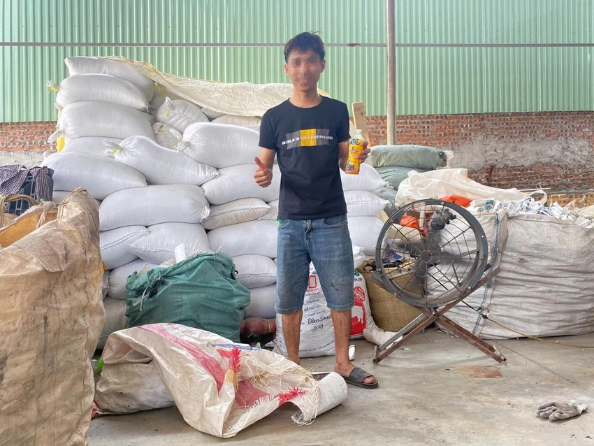Anh Nguyễn Vũ Tướng, chủ cơ sở phế liệu tại Dị Sử, Mỹ Hào, Hưng Yên may mắn trở thành triệu phú đầu tiên của chương trình Xé ngay trúng liền trong hè năm nay nhờ giải khát với Number 1. Anh Nguyễn Vũ Tướng, chủ cơ sở phế liệu tại Dị Sử, Mỹ Hào, Hưng Yên may mắn trở thành triệu phú đầu tiên của chương trình Xé ngay trúng liền trong hè năm nay nhờ giải khát với Number 1.