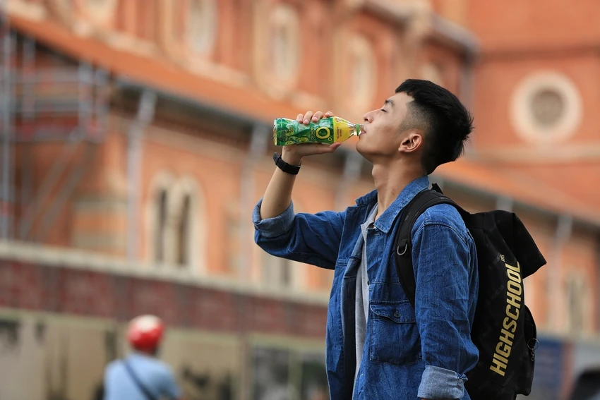 Trà Xanh Không Độ được hàng triệu người trẻ yêu thích bởi được chiết xuất từ lá trà Thái Nguyên giúp giải tỏa căng thẳng mệt mỏi, giải nhiệt cuộc sống. Trà Xanh Không Độ được hàng triệu người trẻ yêu thích bởi được chiết xuất từ lá trà Thái Nguyên giúp giải tỏa căng thẳng mệt mỏi, giải nhiệt cuộc sống.