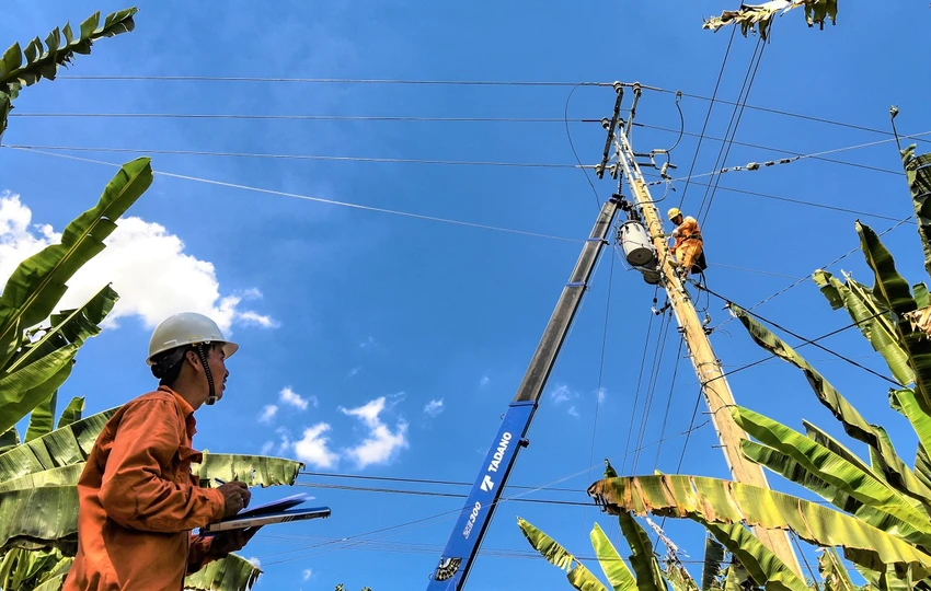 Nhân viên điện lực các tỉnh phía Nam kiểm tra hệ thống điện, bảo đảm các phương án cấp điện an toàn trong mùa mưa bão 2023 Nhân viên điện lực các tỉnh phía Nam kiểm tra hệ thống điện, bảo đảm các phương án cấp điện an toàn trong mùa mưa bão 2023