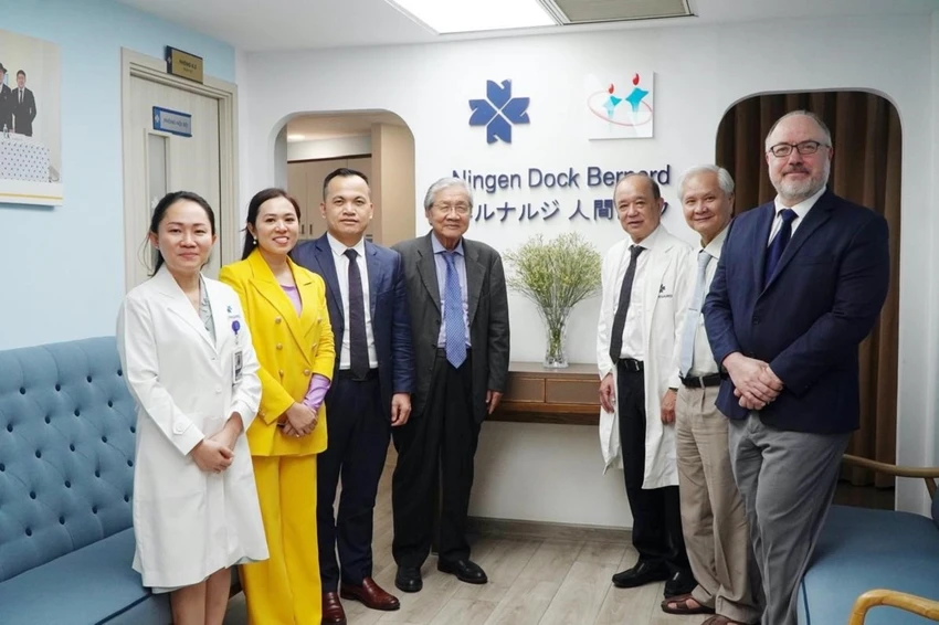 Giáo sư - Bác sĩ Nguyễn Chấn Hùng; Tiến sĩ - Bác sĩ Lê Trường Giang cùng đội ngũ bác sĩ đa chuyên khoa tham quan “showsite” đầu tiên của GE Healthcare tại Việt Nam