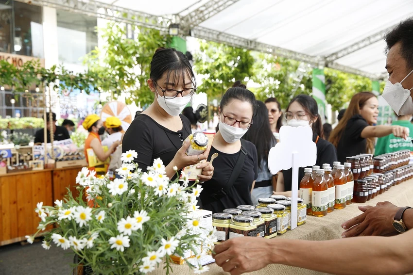 Người dân tìm hiểu các loại thực phẩm xanh, sạch tại Ngày hội xanh Phú Mỹ Hưng lần 5 - 2022