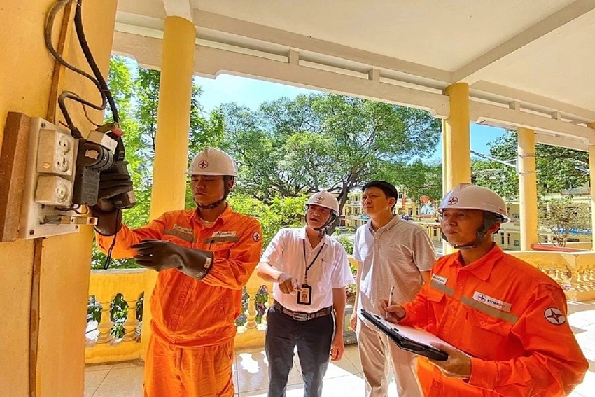 EVNNPC luôn huy động nhân lực, vật tư kịp thời khôi phục cung cấp điện cho khách hàng. EVNNPC luôn huy động nhân lực, vật tư kịp thời khôi phục cung cấp điện cho khách hàng.