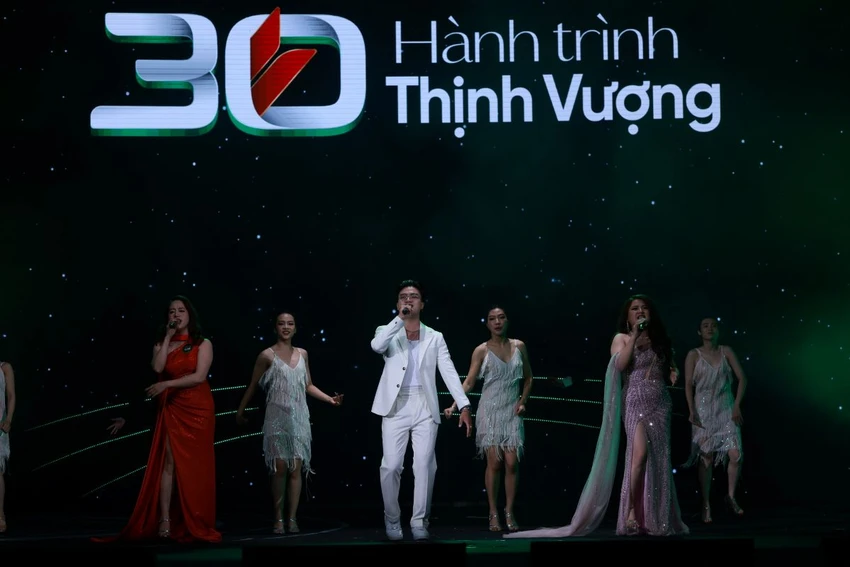 Mash up Đã hơn một lần - Vũ điệu gió - Bước đi không dừng lại - Tiết mục kết hợp của 3 giọng ca giành giải cao nhất tại vòng chung kết 3 miền.