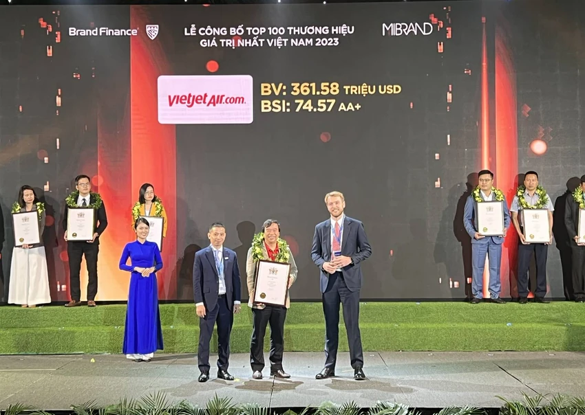 Ông Nguyễn Đức Thịnh, Phó tổng giám đốc Vietjet nhận chứng nhận thương hiệu giá trị nhất Việt Nam 2023 (ảnh: N.T) Ông Nguyễn Đức Thịnh, Phó tổng giám đốc Vietjet nhận chứng nhận thương hiệu giá trị nhất Việt Nam 2023 (ảnh: N.T)