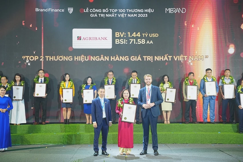 Đại diện Agribank nhận bằng chứng nhận tại buổi lễ Đại diện Agribank nhận bằng chứng nhận tại buổi lễ
