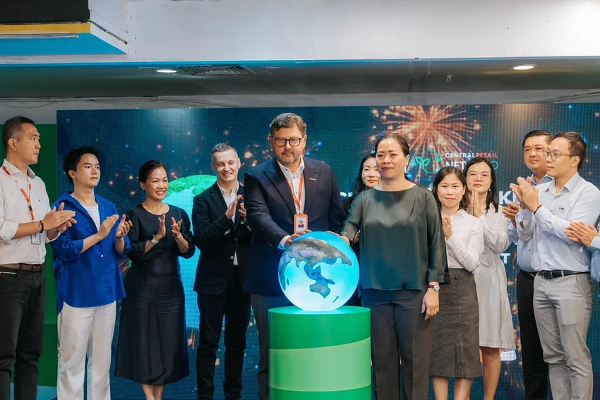Các đại biểu thực hiện nghi thức thể hiện cam kết đưa nhựa quay trở lại phục vụ sản xuất, đời sống tại “Lễ phát động dự án Hợp tác chiến lược về phân loại rác thải nhựa tại nguồn"