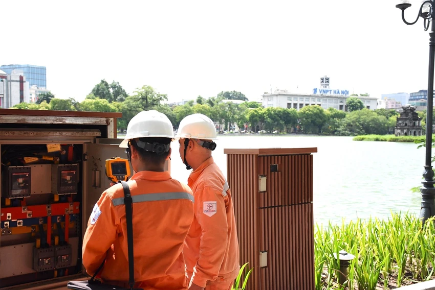 Khu vực hồ Hoàn Kiếm là một trong những địa điểm diễn ra nhiều hoạt động vui chơi dịp lễ. EVNHANOI đã lên phương án đảm bảo giữ dòng điện liên tục, ổn định và chất lượng.