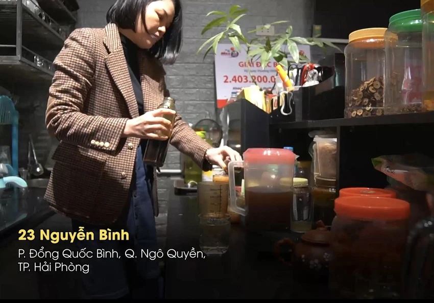 Nhờ mở rộng quy mô kinh doanh khi kết hợp bán vé số và cà phê, doanh thu tại điểm bán của chị Khánh luôn ổn định. (Nguồn: Vietlott) Nhờ mở rộng quy mô kinh doanh khi kết hợp bán vé số và cà phê, doanh thu tại điểm bán của chị Khánh luôn ổn định. (Nguồn: Vietlott)