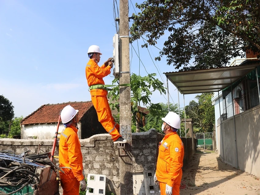 Điện lực TX Cửa Lò (PC Nghệ An) thực hiện chỉnh trang dây nguồn xuống hộp công tơ, thay dây cầu, bản cực…luôn đảm bảo tính chính xác trong công tác sản xuất kinh doanh dịch vụ khách hàng. Điện lực TX Cửa Lò (PC Nghệ An) thực hiện chỉnh trang dây nguồn xuống hộp công tơ, thay dây cầu, bản cực…luôn đảm bảo tính chính xác trong công tác sản xuất kinh doanh dịch vụ khách hàng.