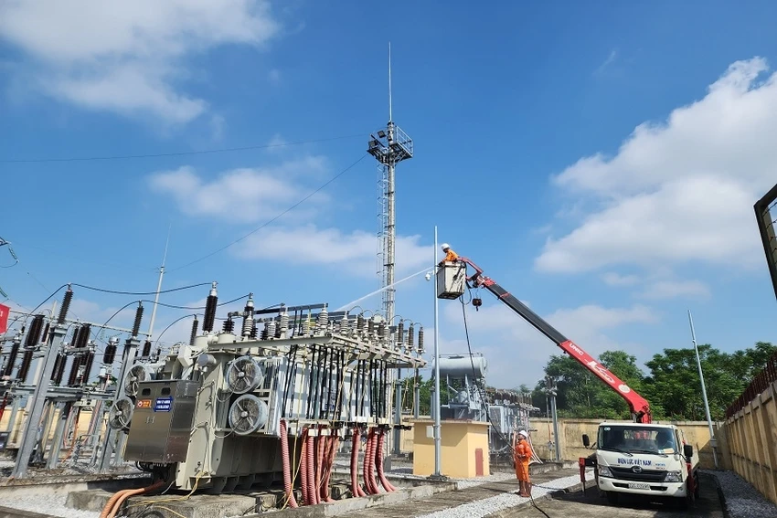 Đội quản lý vận hành lưới điện cao thế Tuyên Quang vệ sinh cách điện bằng công nghệ hotline. Đội quản lý vận hành lưới điện cao thế Tuyên Quang vệ sinh cách điện bằng công nghệ hotline.