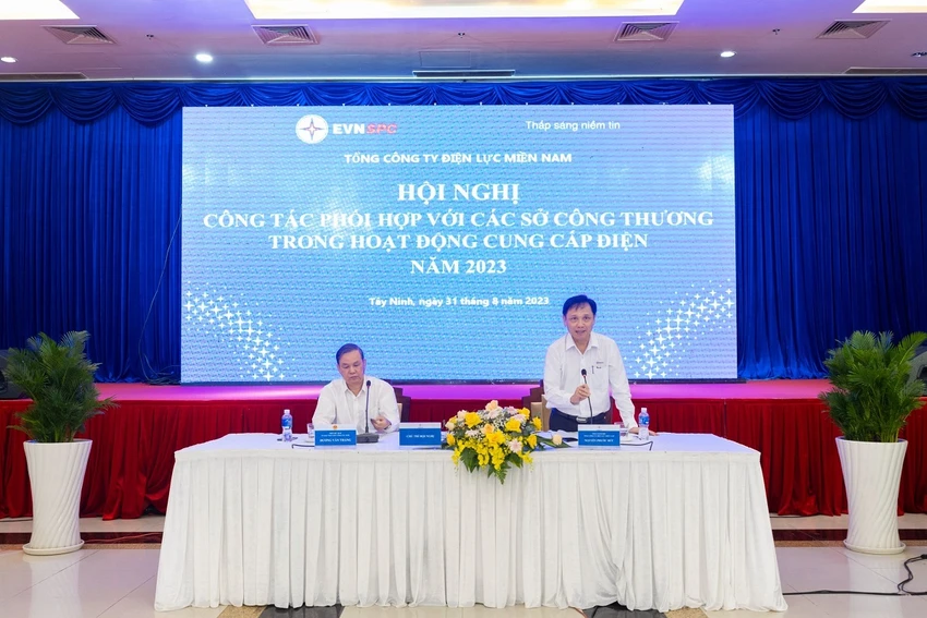 Ông Dương Văn Thắng Phó Chủ tịch UBND tỉnh Tây Ninh và Nguyễn Phước Đức – Tổng Giám đốc EVNSPC (đứng) cùng chủ trì hội nghị Ông Dương Văn Thắng Phó Chủ tịch UBND tỉnh Tây Ninh và Nguyễn Phước Đức – Tổng Giám đốc EVNSPC (đứng) cùng chủ trì hội nghị