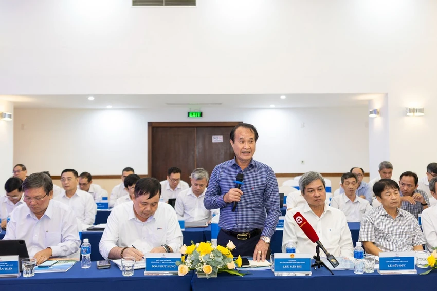 Ông Lưu Văn Phi – Giám đốc Sở Công Thương Tiền Giang phát biểu ý kiến tại hội nghị Ông Lưu Văn Phi – Giám đốc Sở Công Thương Tiền Giang phát biểu ý kiến tại hội nghị
