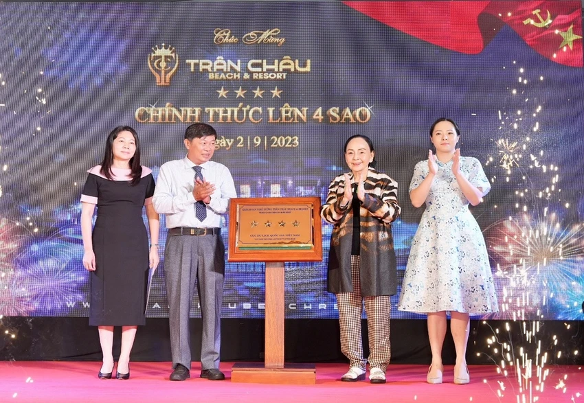 Ban Lãnh đạo Khu du lịch Nghỉ dưỡng Trân Châu Phước Hải đón nhận quyết định công nhận Trân Châu Beach & Resort đạt chuẩn 4 sao Ban Lãnh đạo Khu du lịch Nghỉ dưỡng Trân Châu Phước Hải đón nhận quyết định công nhận Trân Châu Beach & Resort đạt chuẩn 4 sao