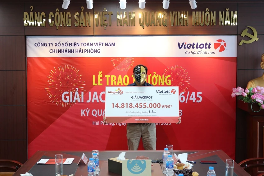 Ông L. chủ nhân giải Jackpot Mega 6/45 trị giá gần 15 tỷ đồng (Nguồn: Vietlott)