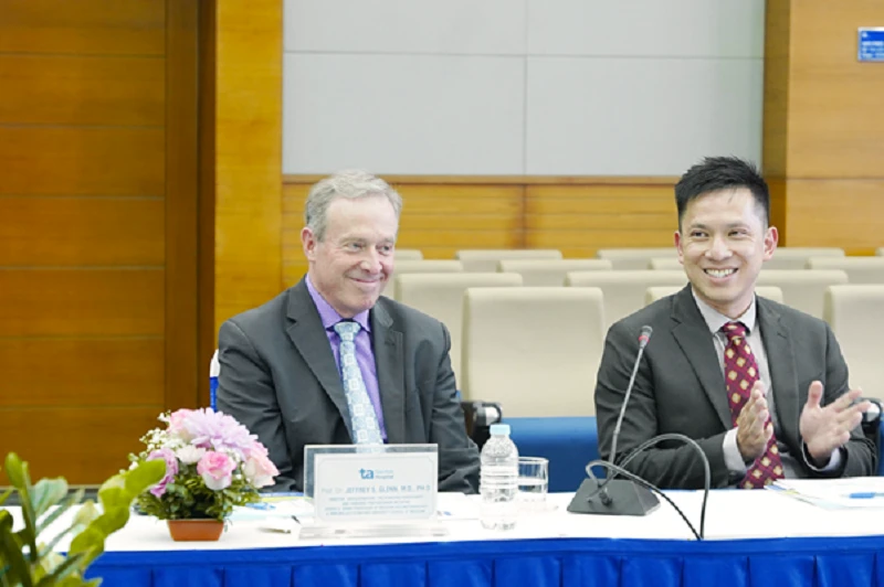 Giáo sư Jeffrey S. Glenn, Viện trưởng Viện nghiên cứu Vi sinh & Chống dịch Stanford tại lễ ký kết. Giáo sư Jeffrey S. Glenn, Viện trưởng Viện nghiên cứu Vi sinh & Chống dịch Stanford tại lễ ký kết.