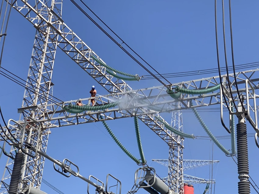 Nhân viên EVNNPT vệ sinh trạm 500kV Duyên Hải (Trà Vinh) Nhân viên EVNNPT vệ sinh trạm 500kV Duyên Hải (Trà Vinh)