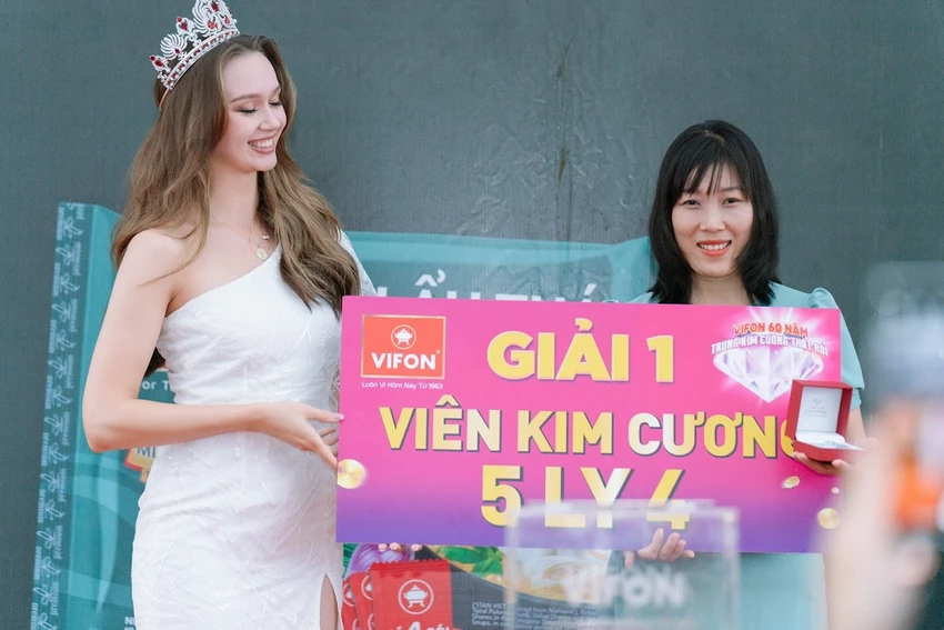 hoa-hau-balan-dai-su-thuong-hieu-mi-vifon-lam-tu-thien2.jpg