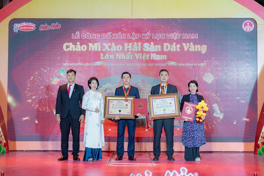 Hảo Hảo xác lập kỷ lục 'Chảo mì xào hải sản dát vàng lớn nhất Việt Nam'