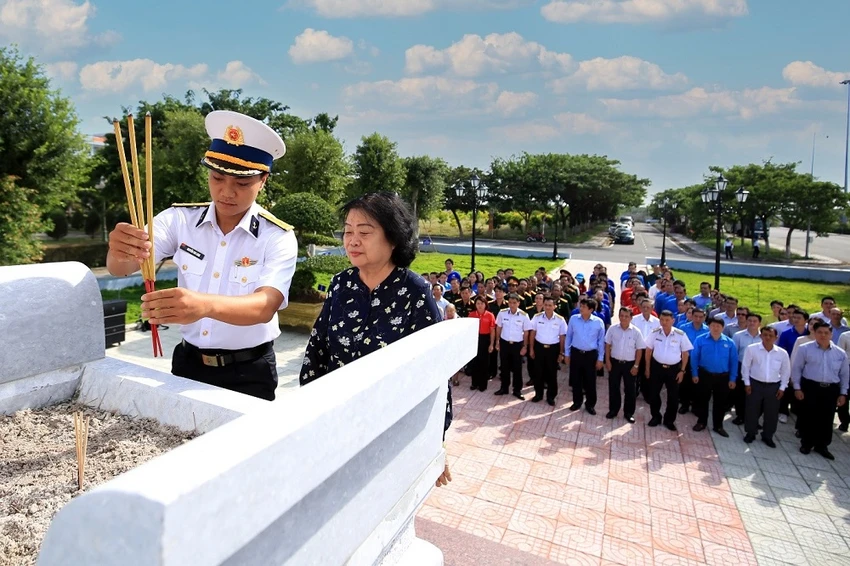 SATRA hỗ trợ hơn 1,8 tỷ đồng cho ngư dân và lực lượng chấp pháp trên biển