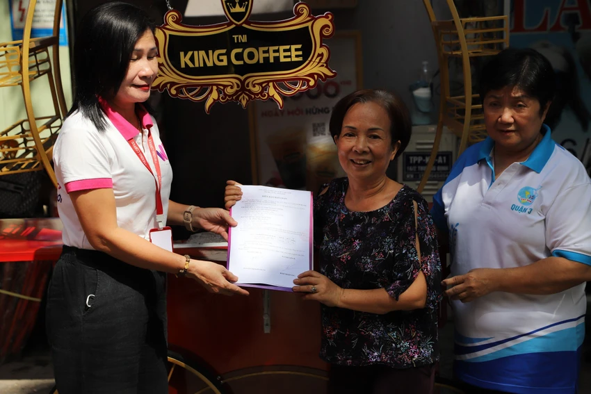 Bà Lê Hoàng Diệp Thảo trao tặng mô hình WeHome Café cho chị em phụ nữ khó khăn tại quận 3