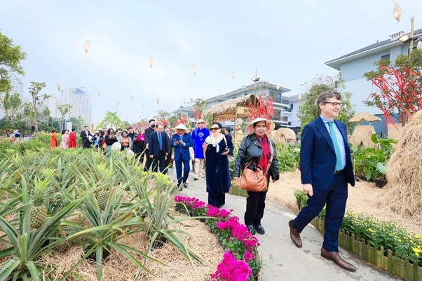 Đường hoa Home Hanoi Xuan 2024 mở cửa, hàng ngàn lượt khách hào hứng trải nghiệm hương Xuân - vị Tết tại Mailand Hanoi City