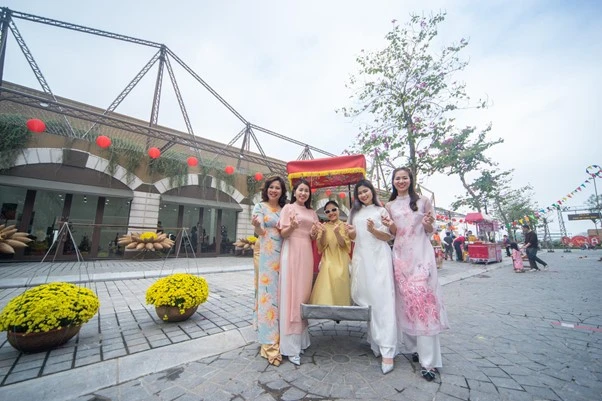 Đường hoa Home Hanoi Xuan 2024 mở cửa, hàng ngàn lượt khách hào hứng trải nghiệm hương Xuân - vị Tết tại Mailand Hanoi City