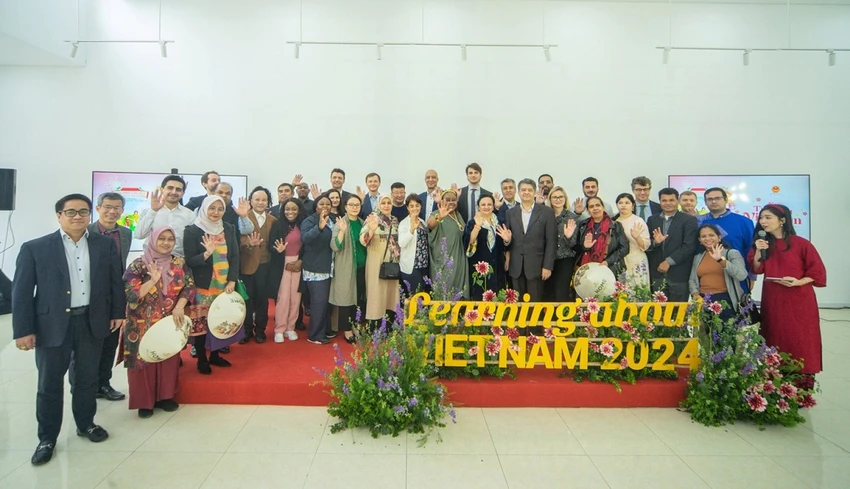 Đường hoa Home Hanoi Xuan 2024 mở cửa, hàng ngàn lượt khách hào hứng trải nghiệm hương Xuân - vị Tết tại Mailand Hanoi City