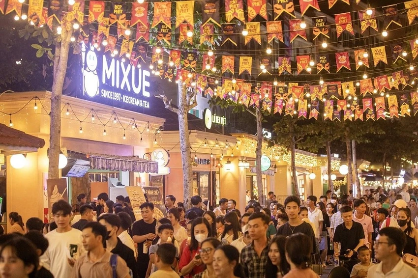 Thủ tướng thăm chợ đêm Vui Phết - Phú Quốc và giao lưu với bà con, du khách