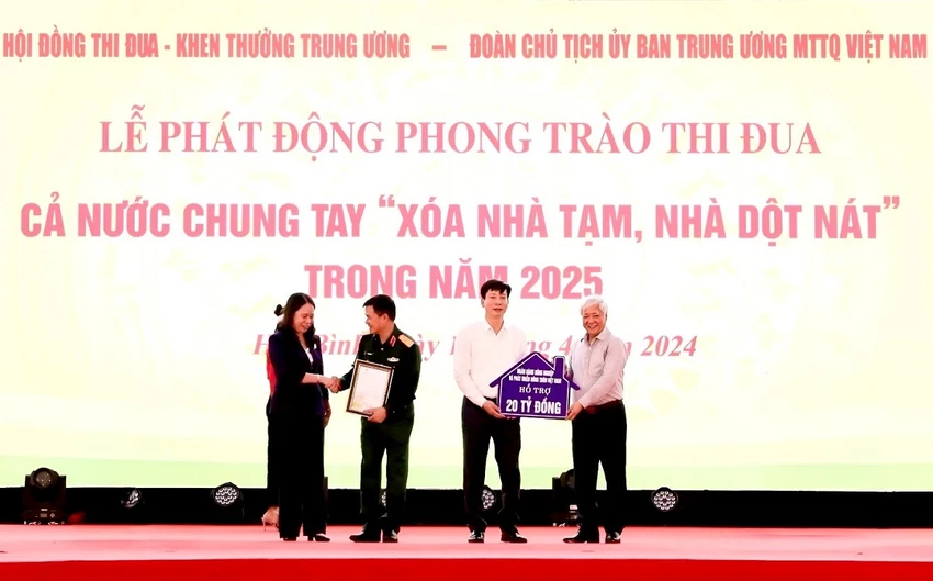 Agribank cùng ngành ngân hàng tích cực hưởng ứng phong trào thi đua cả nước chung tay ‘xóa nhà tạm, nhà dột nát’