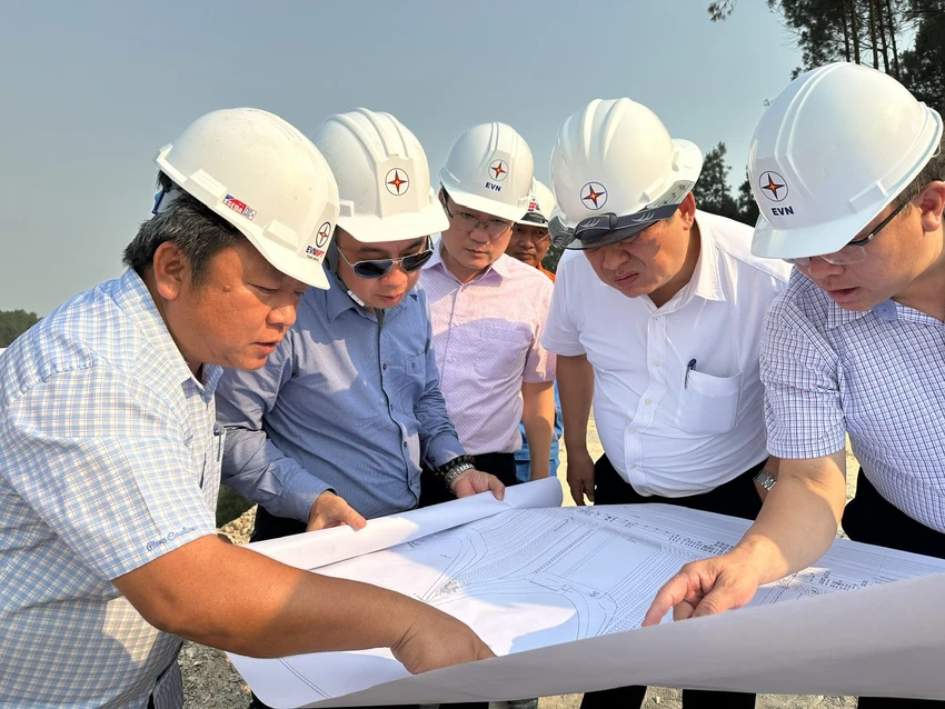 vuot-nang-nong-thi-cong-duong-day-500-kv-mach-3-xuyen-le1.jpg