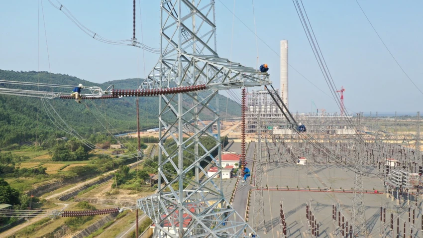Vượt nắng nóng, thi công đường dây 500 KV mạch 3 xuyên lễ
