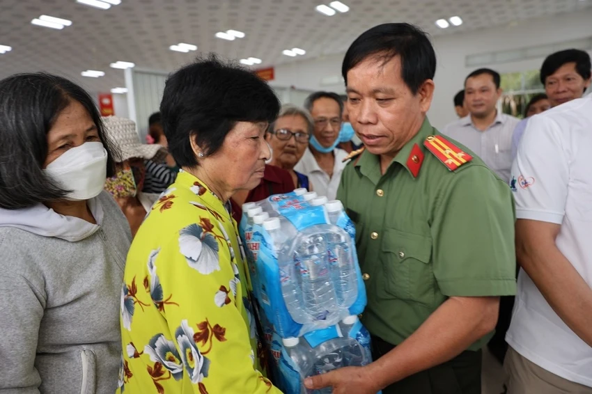 ‘Giọt nước nghĩa tình’ tiếp tục ‘tràn’ về miền Tây để làm dịu mát bà con vùng hạn mặn