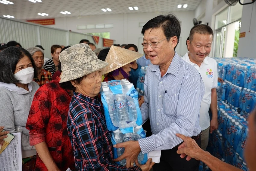 ‘Giọt nước nghĩa tình’ tiếp tục ‘tràn’ về miền Tây để làm dịu mát bà con vùng hạn mặn