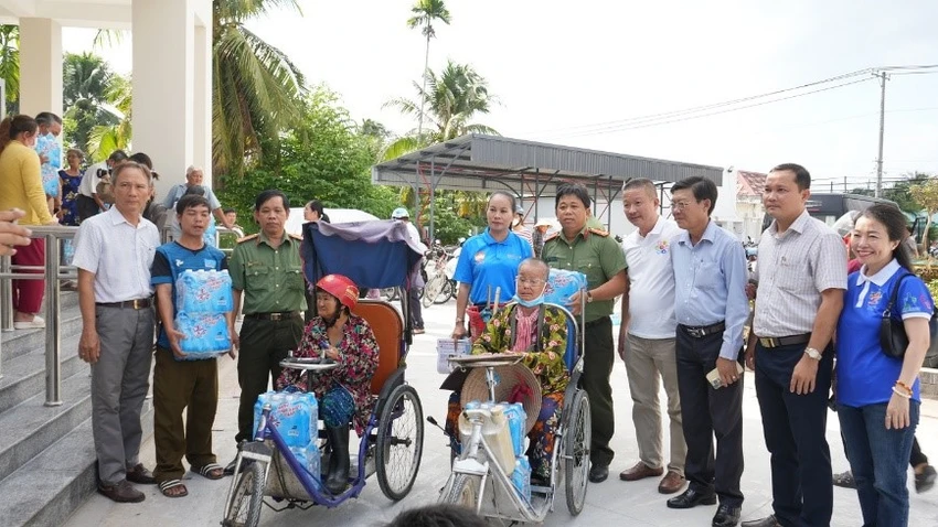 ‘Giọt nước nghĩa tình’ tiếp tục ‘tràn’ về miền Tây để làm dịu mát bà con vùng hạn mặn
