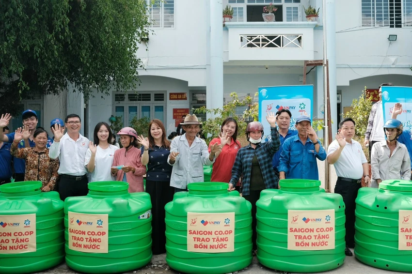 Saigon Co.op trao tặng nước uống, nước sinh hoạt và bồn chứa nước cho bà con vùng hạn mặn