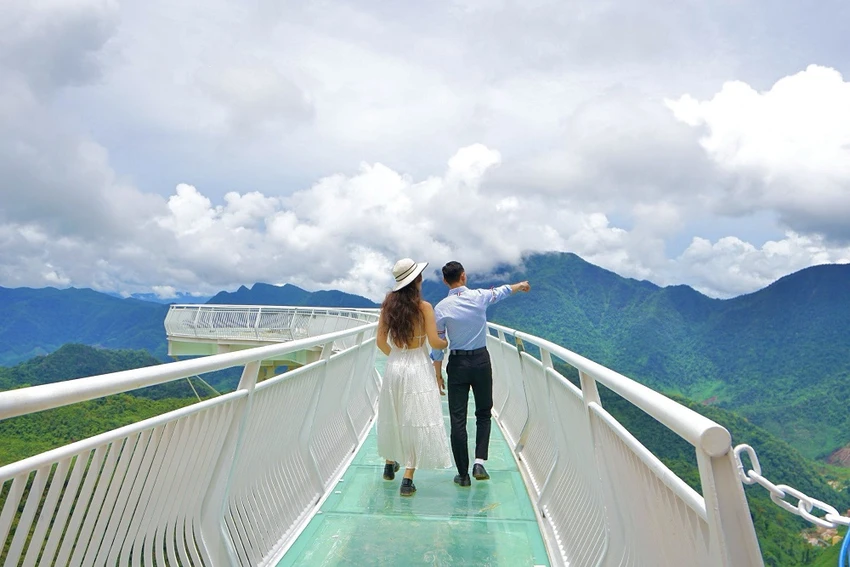 Độc đáo điểm ‘săn mây’ ở độ cao 800m tại Cổng Trời Đông Giang