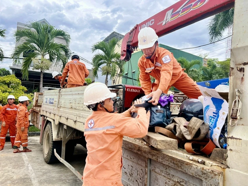 EVNCPC điều thêm 180 nhân lực tăng cường hỗ trợ thi công dự án đường dây 500kV mạch 3 từ Quảng Trạch đến Phố Nối