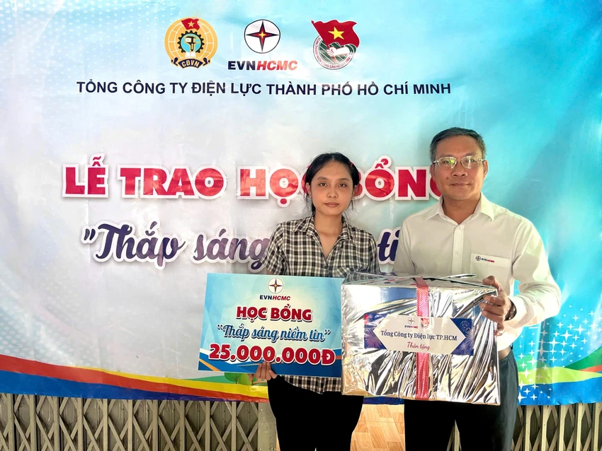 evnhcmc-trao-hoc-bong-thap-sang-niem-tin.jpg