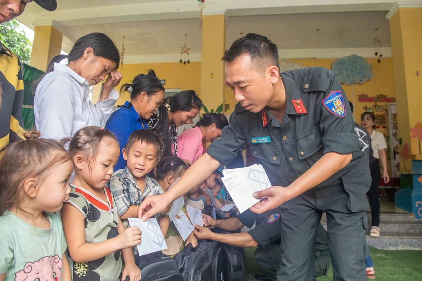 nu-cuoi-viet-nam-mang-niem-tin-va-hanh-phuc-den-voi-dong-bao-vung-cao2.jpg