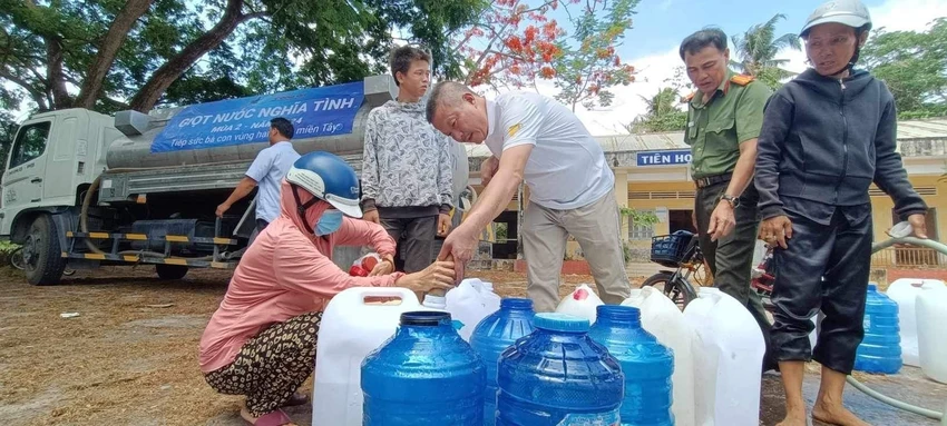 Công ty Tân Hiệp Phát phối hợp cùng Báo Công An TP.HCM trao tặng Gần 200.000 sản phẩm nước tinh khiết đóng chai và 620 khối nước ngọt cho người dân tại 2 tỉnh Bến Tre, Tiền Giang vào dịp tháng 5-2024.