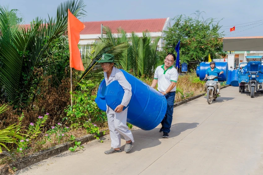 FE CREDIT mang bồn chứa nước đến với bà con vùng hạn mặn