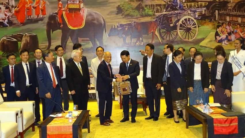 doanh-nghiep-viet-nam-ghi-dau-an-tai-lao-voi-san-pham-mang-tinh-hoa-dan-toc1.jpg