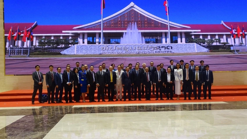 doanh-nghiep-viet-nam-ghi-dau-an-tai-lao-voi-san-pham-mang-tinh-hoa-dan-toc2.jpg