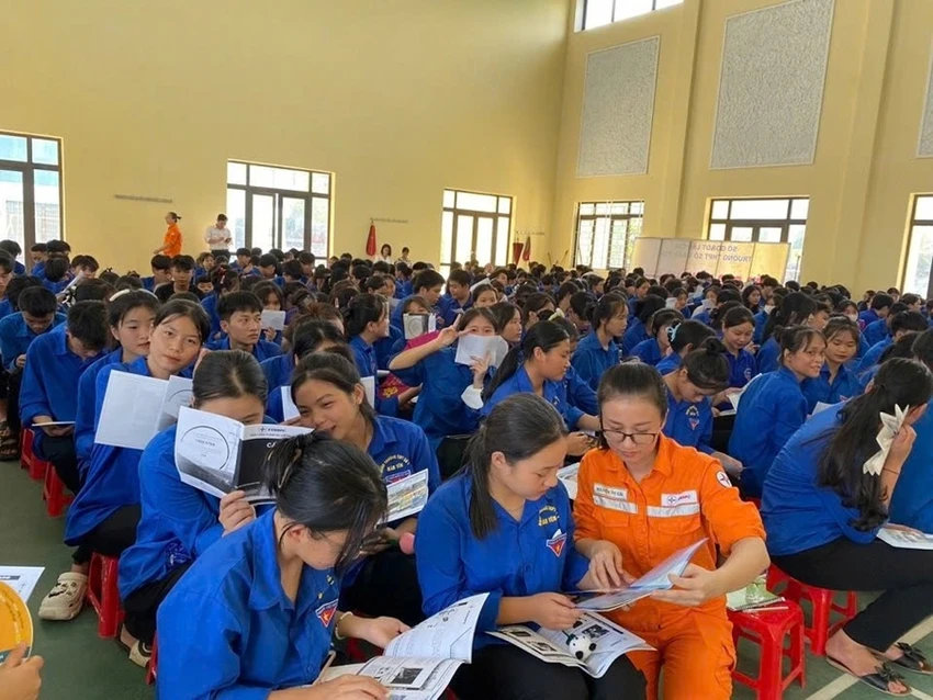Điện lực miền Bắc ‘đi từng ngõ, gõ từng nhà’ tuyên truyền tiết kiệm điện