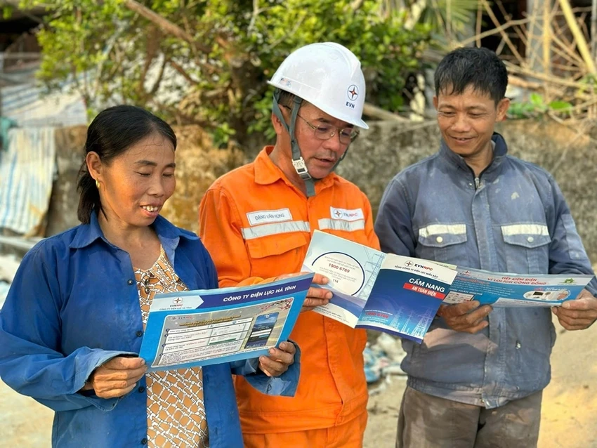 dien-luc-mien-bac-di-tung-ngo-go-tung-nha-tuyen-truyen-tiet-kiem-dien4.jpg