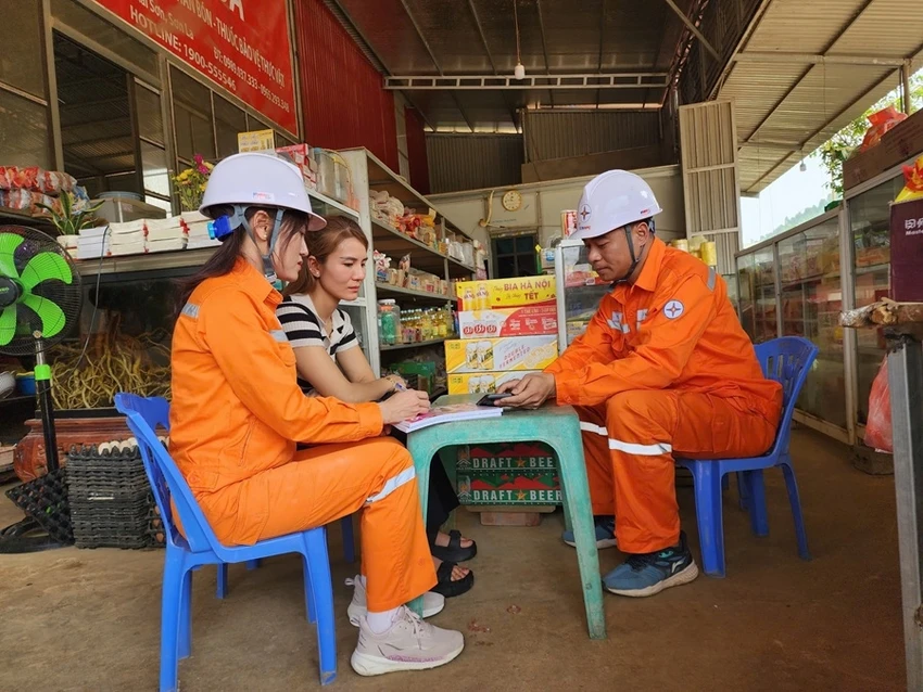 dien-luc-mien-bac-di-tung-ngo-go-tung-nha-tuyen-truyen-tiet-kiem-dien6.jpg