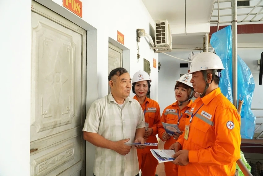 dien-luc-mien-bac-di-tung-ngo-go-tung-nha-tuyen-truyen-tiet-kiem-dien7.jpg